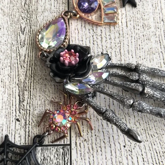 Betsey Johnson Spider Hand Cat Necklace - Picture 3 of 9